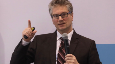 Franz Pfeiffer während des Vortrags. (Bild: Direct Conversion, http://directconversion-com-s.njmu.s5.bt8.net/2021/05/23/highlights-york-haemisch-from-the-covid-19-inflammation-and-molecular-imaging-workshop)