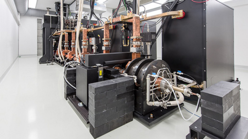 Gesamtansicht der Munich Compact Light Source (MuCLS) im zentralen Gebäude des Munich Institute of Biomedical Engineering in Garching. Bild: Andreas Heddergott / TUM Gesamtansicht der Munich Compact Light Source (MuCLS) im zentralen Gebäude des Munich Institute of Biomedical Engineering in Garching. Bild: Andreas Heddergott / TUM