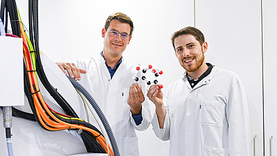 Prof. Franz Schilling (left) and his team have discovered Z-OMPD as a new molecular sensor that enables MRI imaging of pH, blood flow and renal filtration. 